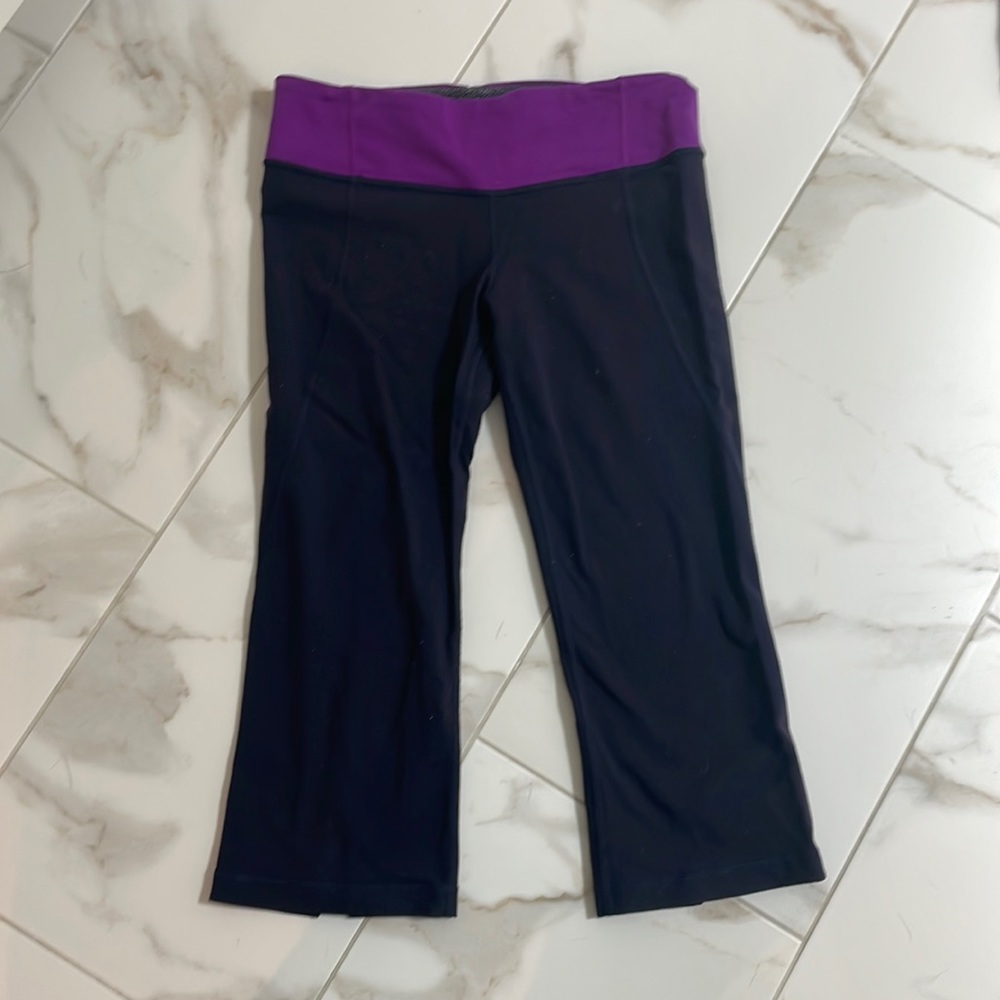 Lululemon capris in navy and purple waistband size 8